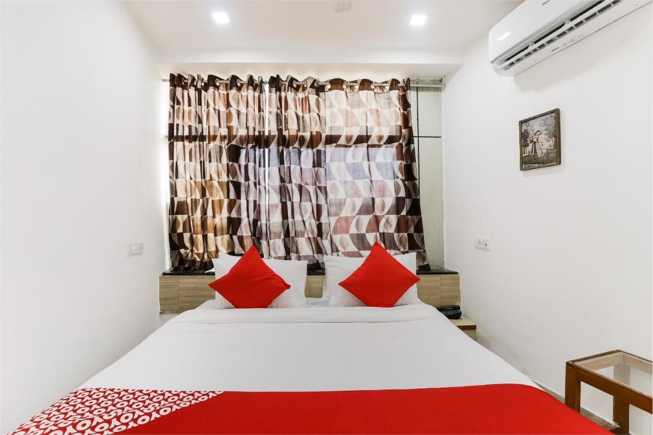 Oyo Hotel D Veeray Ahmedabad Exterior foto