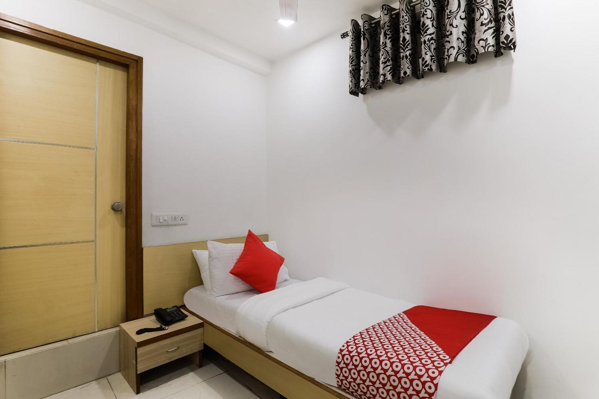 Oyo Hotel D Veeray Ahmedabad Exterior foto