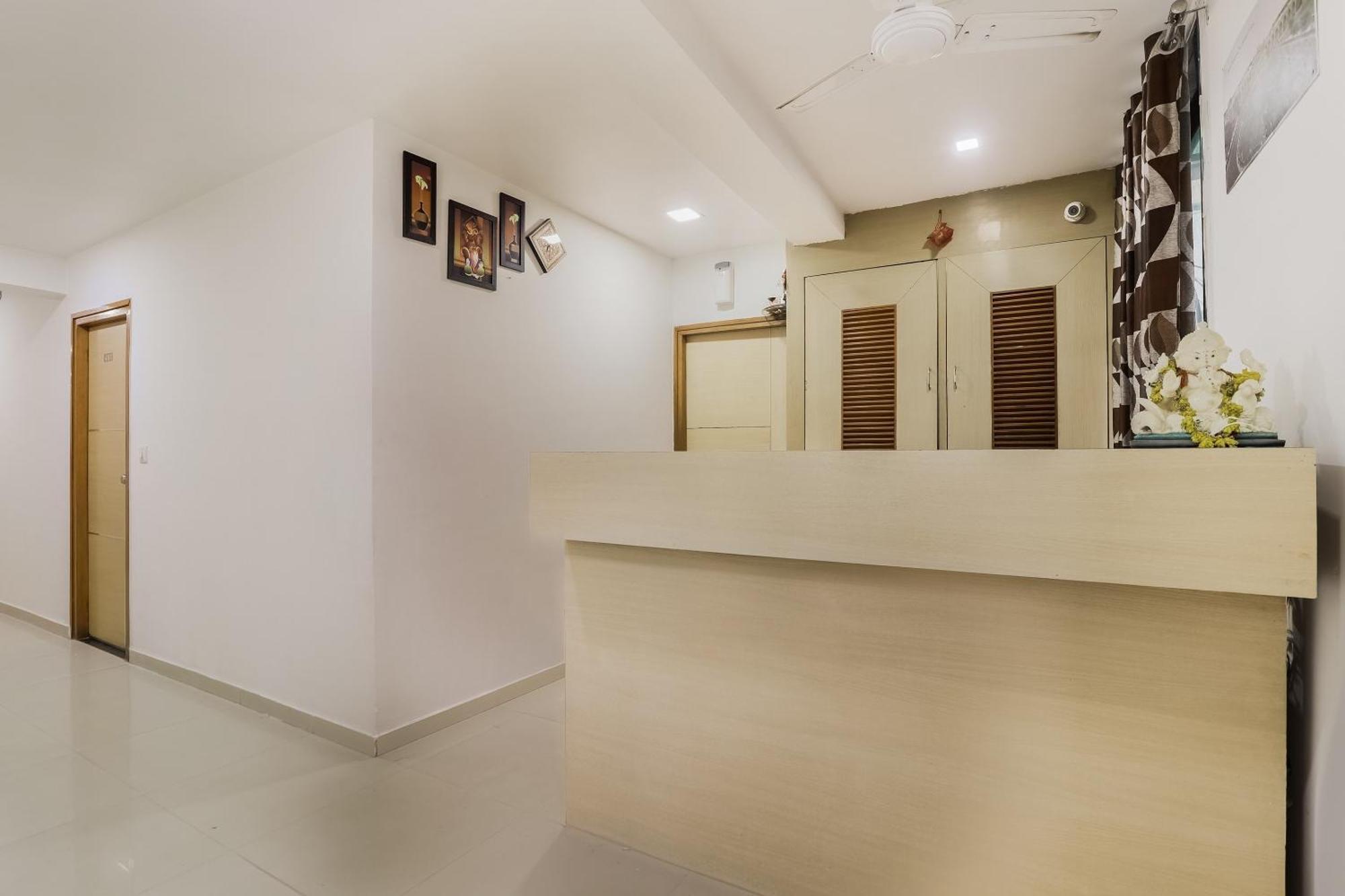 Oyo Hotel D Veeray Ahmedabad Exterior foto